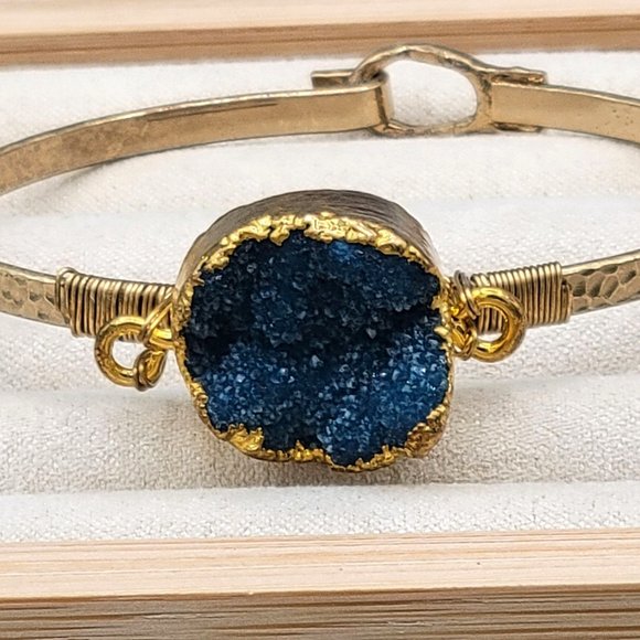 Blue Green Quartz Geode Bangle Bracelet Textured Gold Tone Band Hook Close Sz 6 - Picture 2 of 7